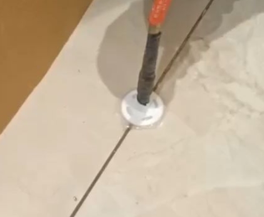 安仁瓷砖空鼓维修公司专业解答瓷砖在铺贴过程中，如果没有涂抹均匀到位的粘结材料（如水泥砂浆或瓷砖胶），可能会导致以下问题